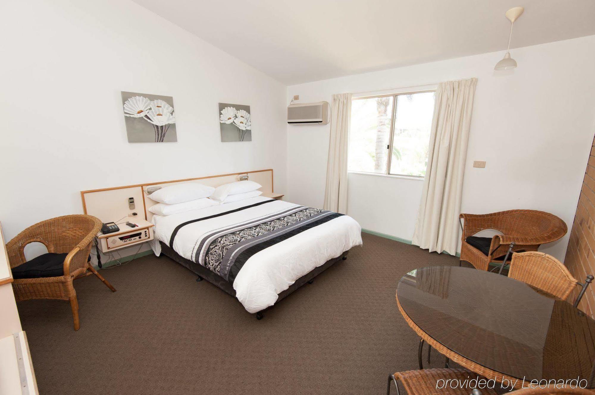 Wild Scotsman Motor Inn Gin Gin Qld Eksteriør bilde